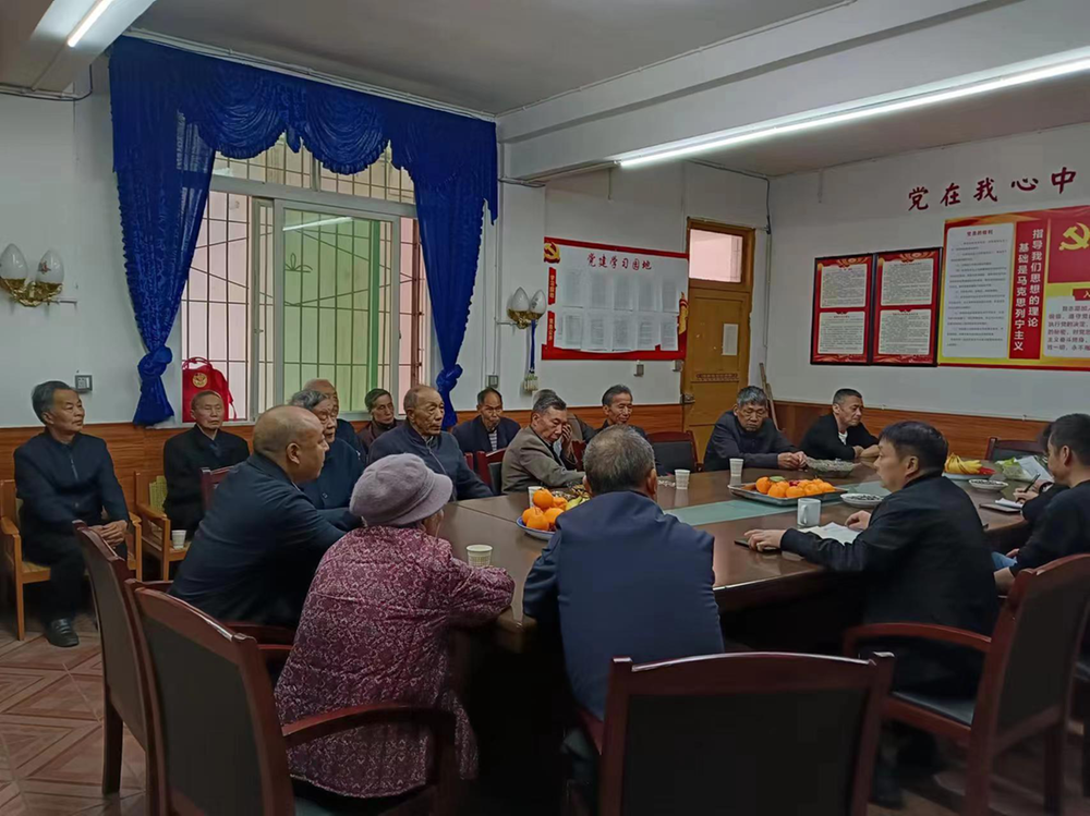 南江县元谭镇小学召开退休教师座谈会