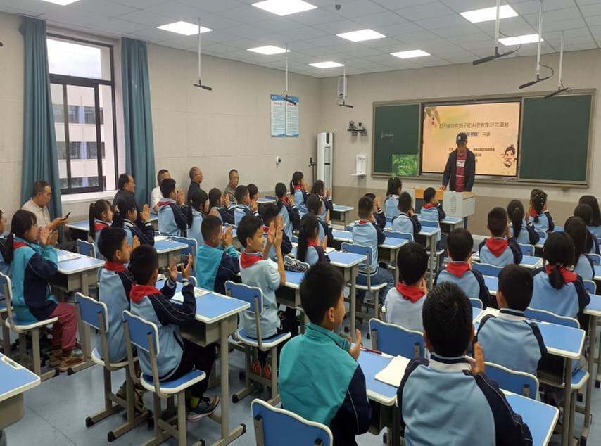 荥经县“小珙桐书院”开讲