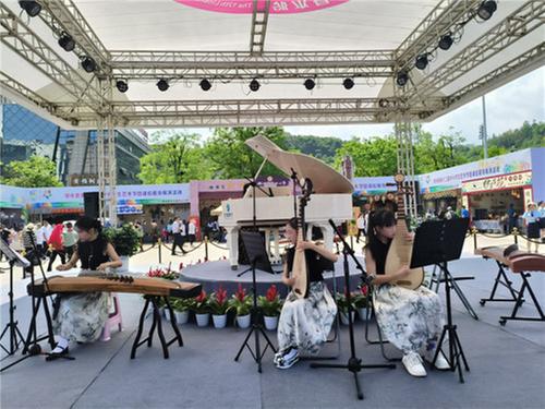 多彩课后服务  点亮幸福童年