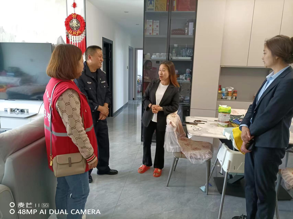 仁寿县：网格员宣传电信诈骗 帮助群众守住“钱袋子”