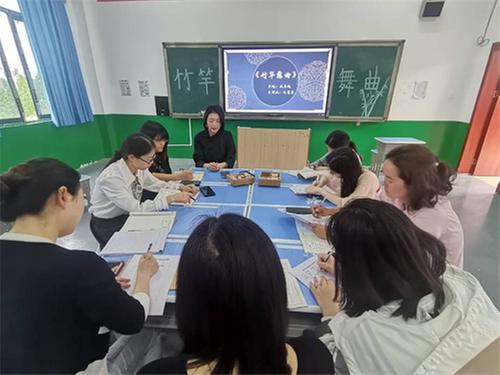 广安经开区枣山小学开展《竹竿舞曲》深化学生课堂教研活动