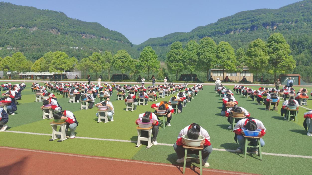 南江县大河中学开展“一盆水闭气”防溺水体验活动