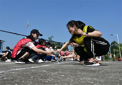 内江市东兴区：“趣味运动”筑梦红色青春