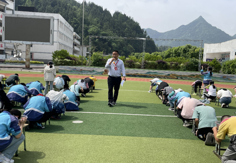 南江县坪河镇九义校开展防溺水体验活动