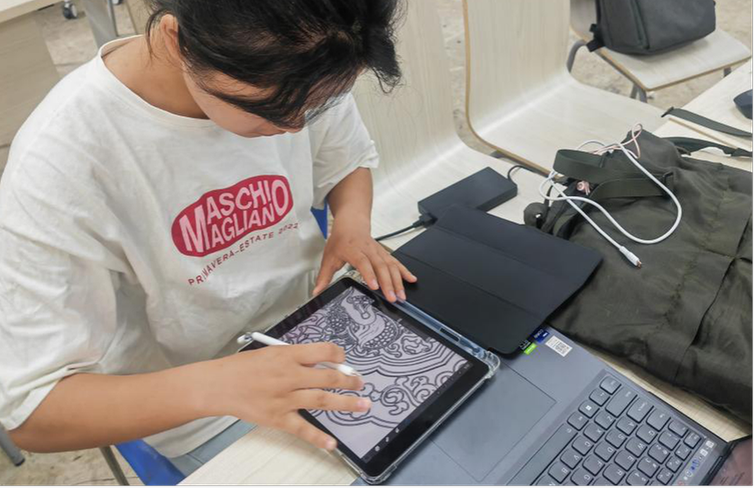 四川师范大学这群大学生巧手重塑金饰魅力