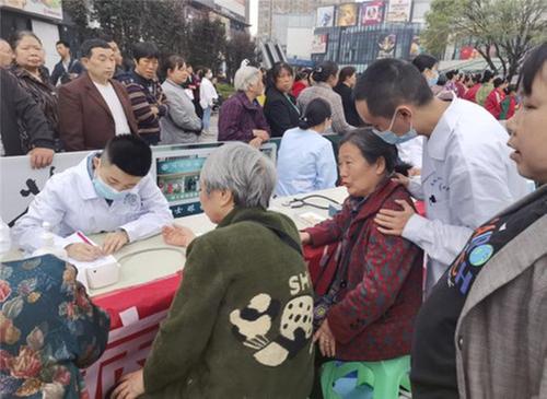 威远县开展庆“五一”“学先进 树新风 敬匠心 强发展”科普惠民活动