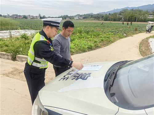 邻水县：交警进农村  田间讲交规