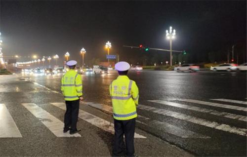 眉山天府公安以最美“警”色守护平安“五一”