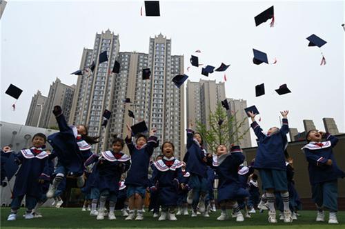 内江：多彩毕业照致童年
