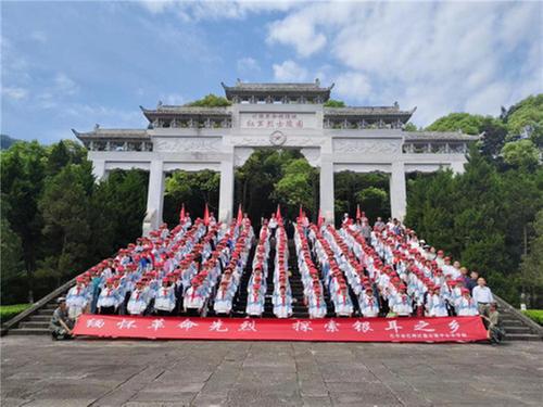 巴州区鼎山镇中心小学开展研学旅行活动