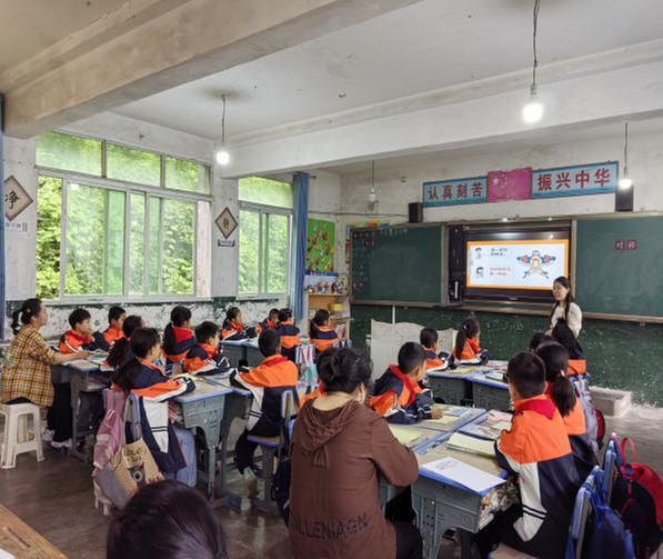 南江县石滩九义校小学数学组、初中理科组开展联合教研