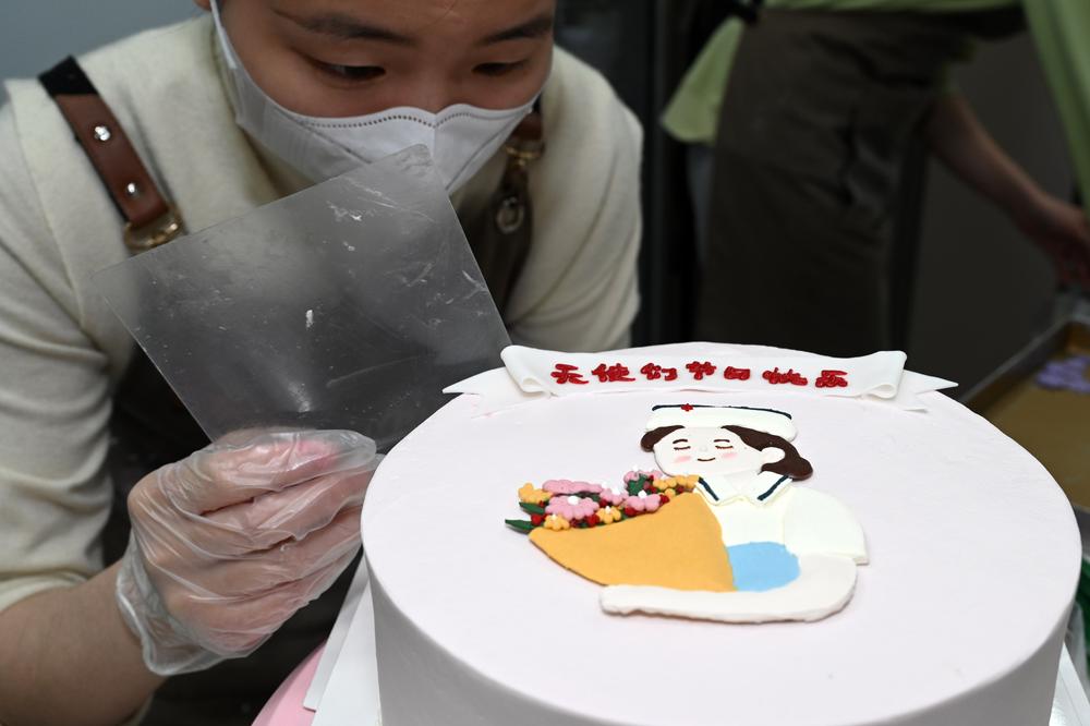 东兴区：蛋糕上的护士节