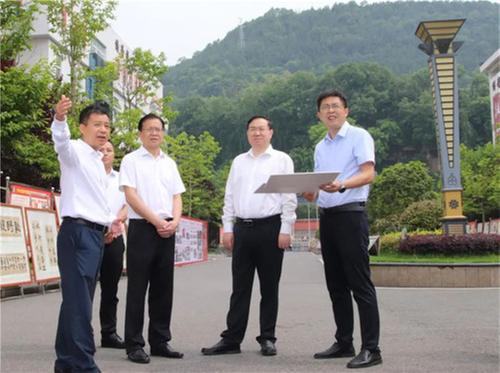巴中市领导深入巴中市高级中学调研
