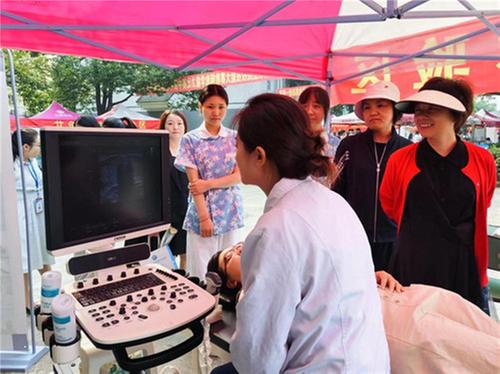 四川城市职业学院医学与健康学院党员博士教授志愿服务队到社区村庄义诊解民忧