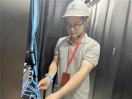 眉山：电信员工再现英雄本色，雨中救助走失儿童