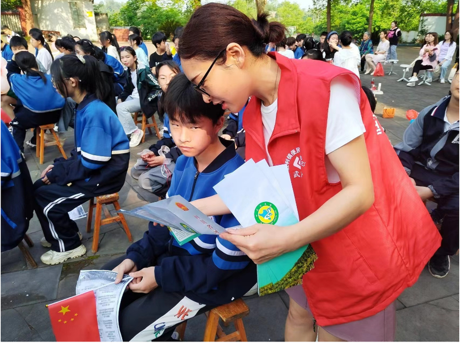 武胜县胜利镇开展河湖长制进学校宣传活动