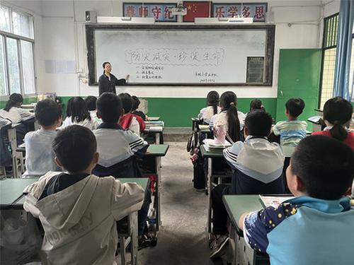 南江县沙河镇乐坝小学开展防震减灾安全教育及地震应急疏散演练活动 