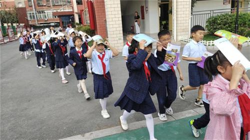 巴州区第七小学开展地震逃生应急疏散演练