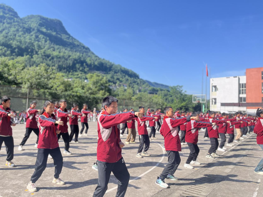 南江县大河镇小学举行夏季运动会