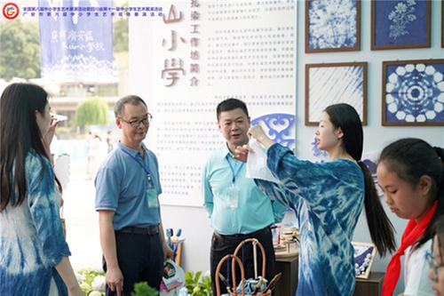 广安区枣山小学校扎染工作坊亮相广安市第六届中小学艺术节