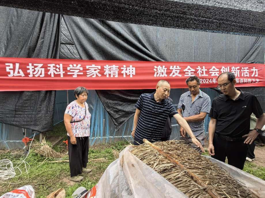 通江县教科局开展科技活动周暨送科技下乡活动