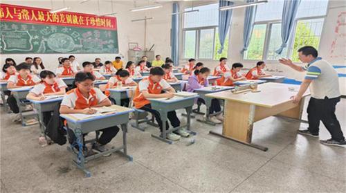 南江县石滩镇九义校开展全员教师课堂素养大练兵活动