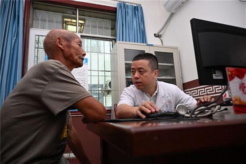 东兴区：专家下沉 偏远山区“慢病”有福