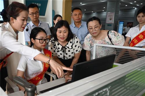 东兴区：政务公开面对面  政民互动零距离