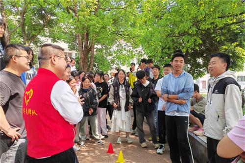 洪雅县：开展主题宣传活动 筑牢群众健康“心”防线