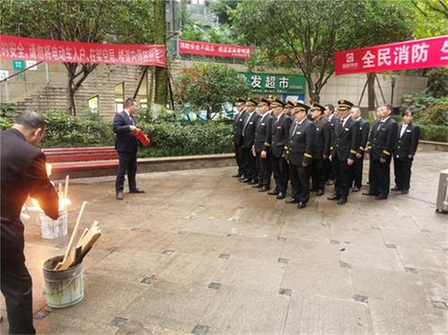 成龙路街道枫树社区联合各单位开展消防演练
