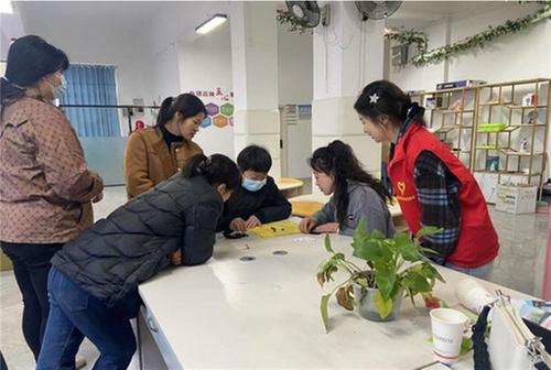 内江隆昌市科协开展进社区科普趣味活动