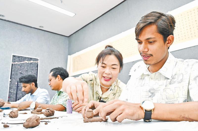 外国友人学“非遗”