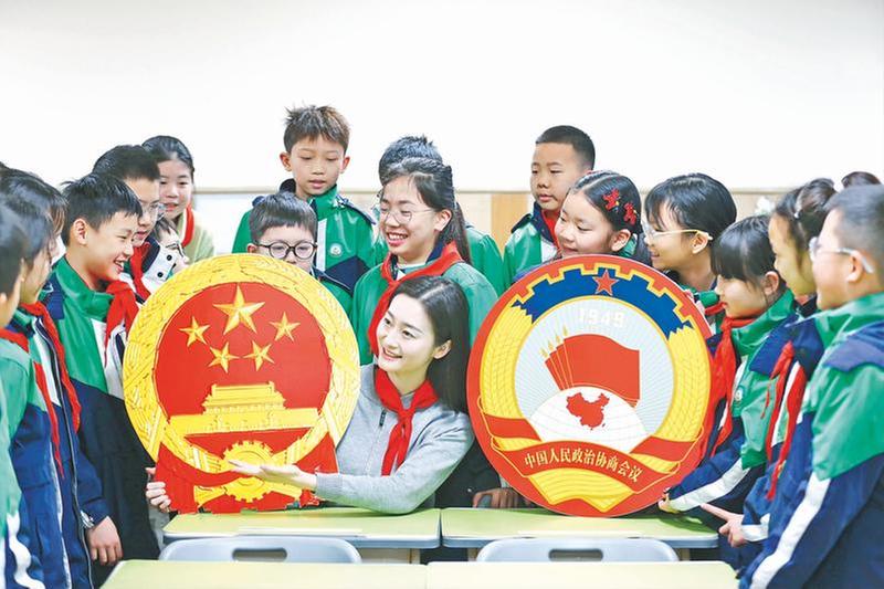 两会知识进校园