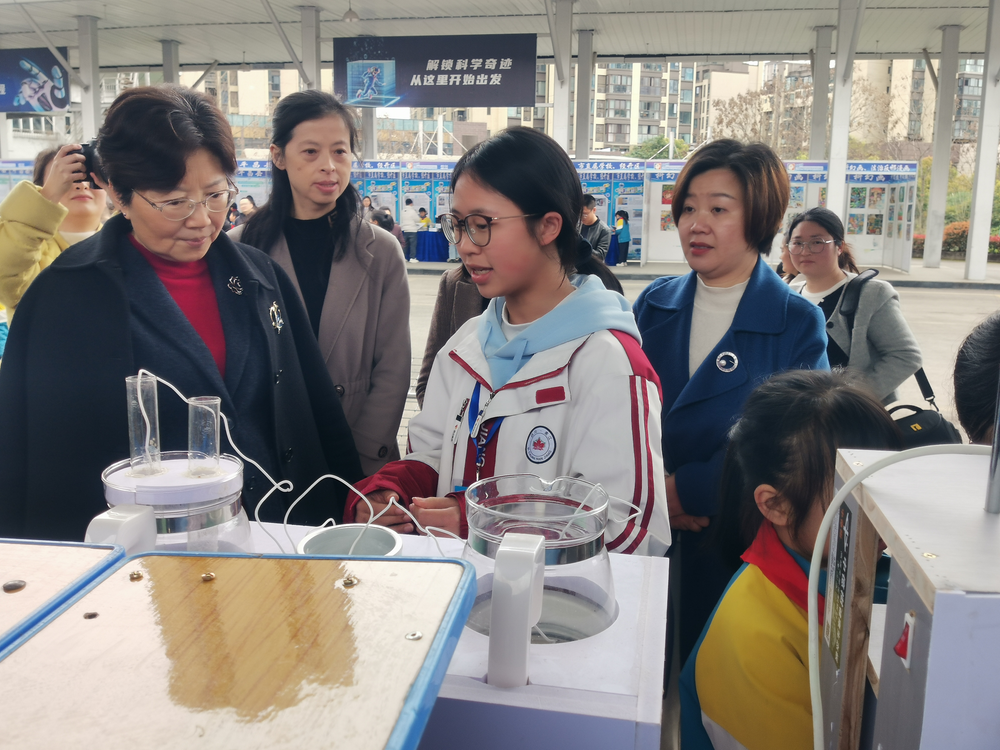 第32届巴中市青少年科技创新大赛在巴中科技馆举行 