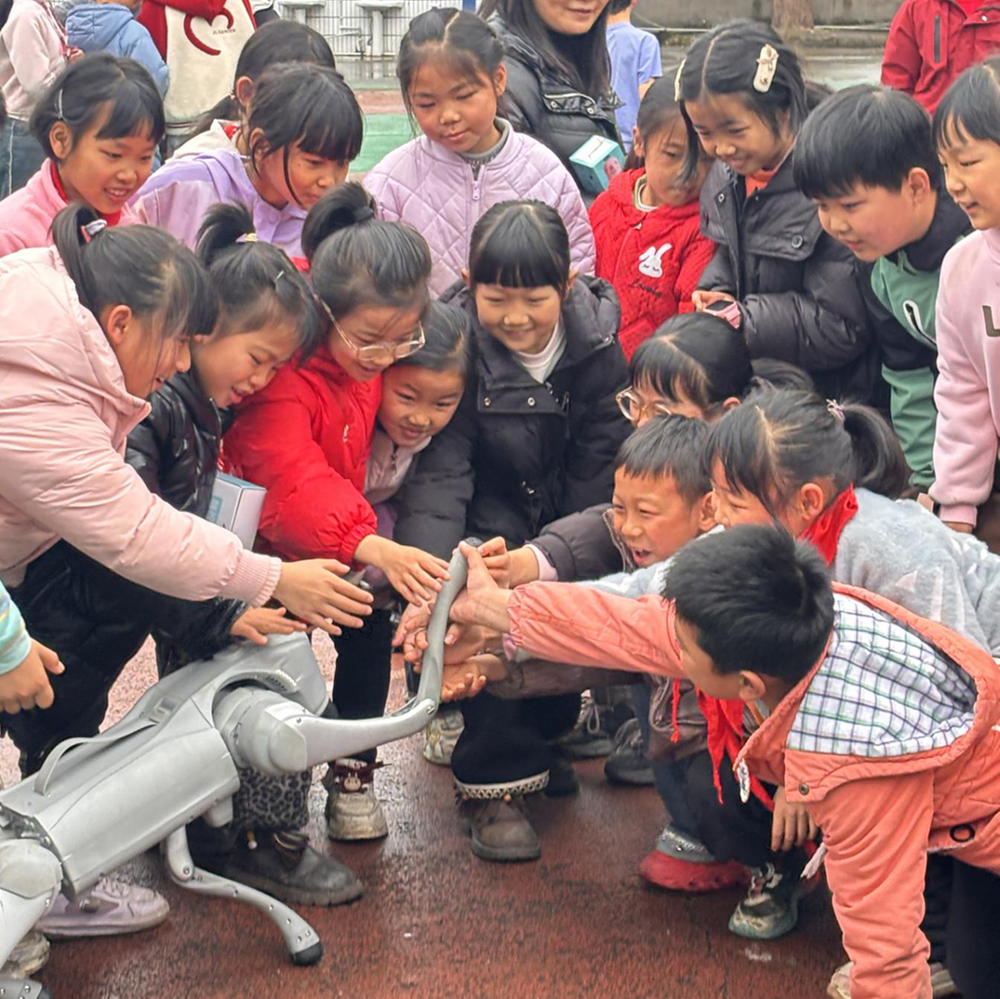 武胜县：科普大篷车进校园 点燃乡村学子科技梦