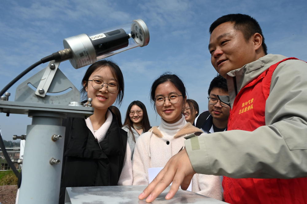 科普研学|内江：大学生“探秘”气象站