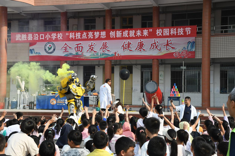 武胜县科普大篷车驶进沿口镇小学