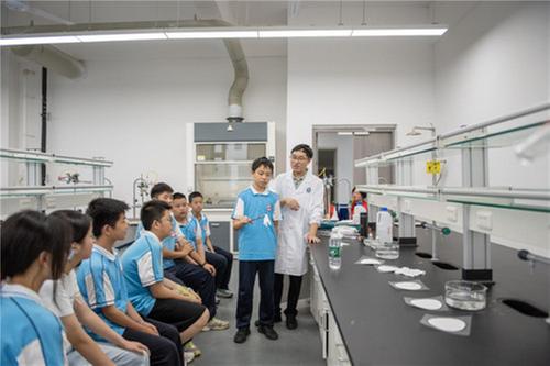 四川轻化工大学化学与环境工程学院举办“全国科技活动周・实验室开放日”活动