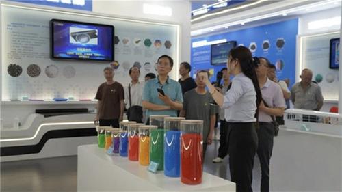 东兴区经济信息化和科学技术局组织退休老干部走进产业一线，见证东兴发展蝶变