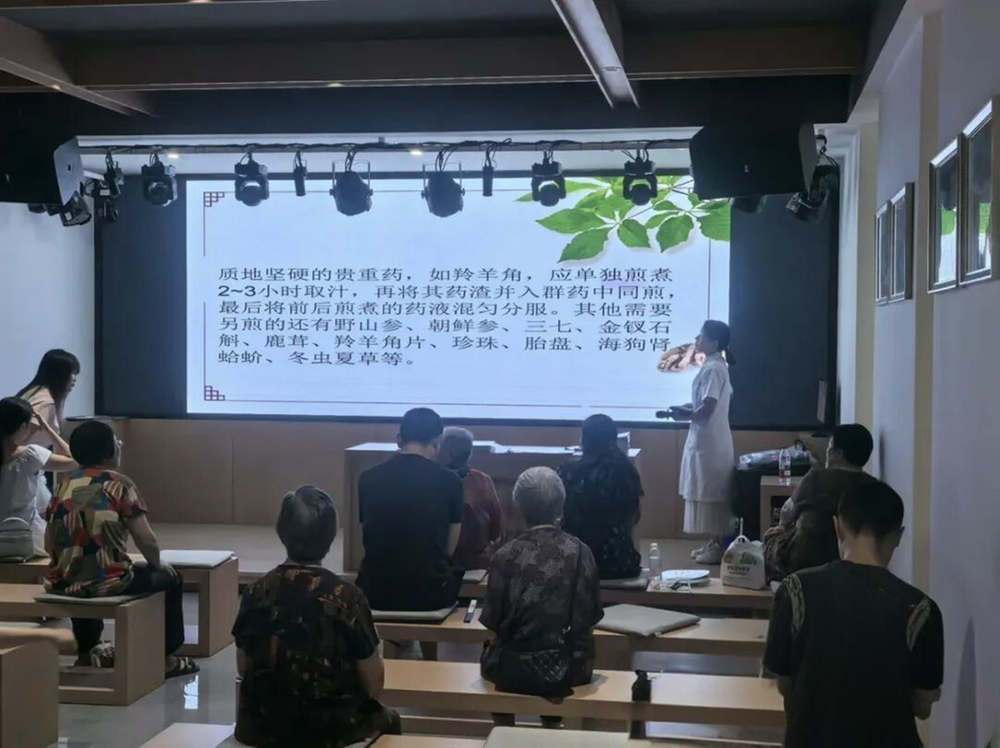 科普义诊两不误 东兴区把健康送到百姓身边